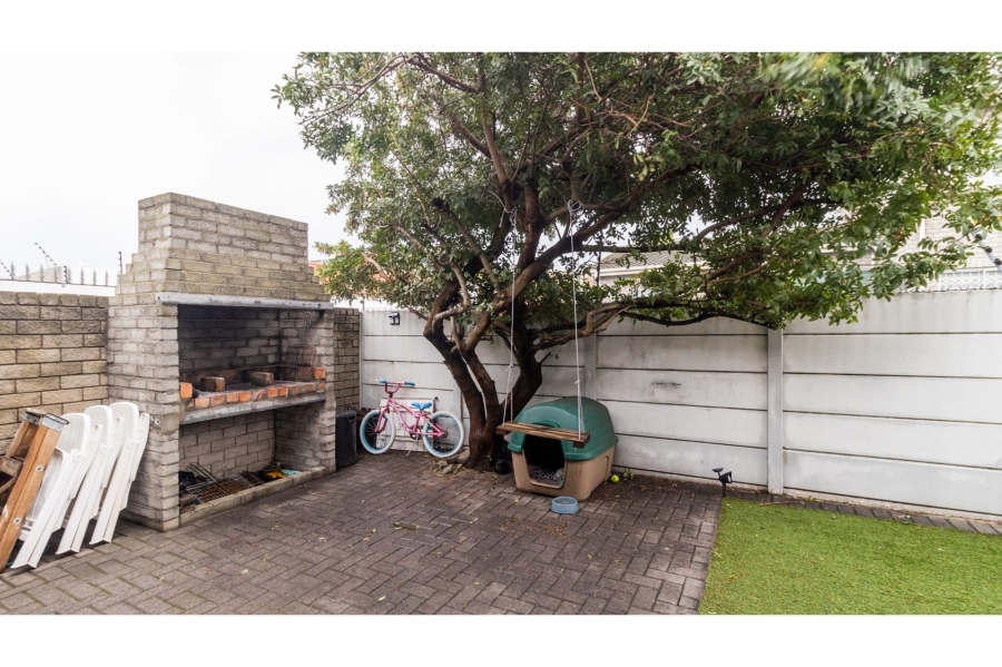 2 Bedroom Property for Sale in Bloubergrant Western Cape